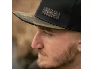 Avid Carp Kšiltovka Camo Peak Snapback AKCE