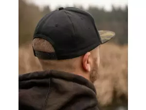 Avid Carp Kšiltovka Camo Peak Snapback AKCE