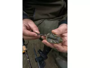 Korum Krmítko Camo Method Small - 20 g VÝPRODEJ